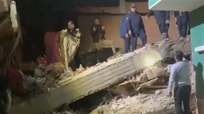 بعد تعذر دخول المعدات، البحث يدويا على مفقودين تحت أنقاض منزل أسيوط المنهار (فيديو وصور) 