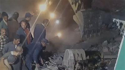 وصول الكباشات واللوادر لانتشال المفقودين أسفل عقار أسيوط المنكوب (صور)