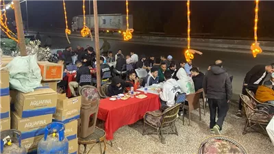 رمضان في مصر حاجة تانية، شقيقان مسيحيان يقدمان سحورا مجانيا للمارة بطريق قها (فيديو)