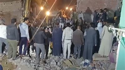 انتشال جثمان الضحية الثانية من أسفل انقاض عقار أسيوط المنهار
