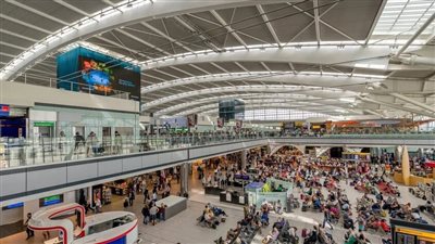 جحيم خلف الأسوار، إغلاق مطار هيثرو في لندن وتحذير للمسافرين من الدخول (فيديو)