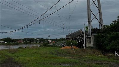 انهيار جسر معلق مزدحم في الإكوادور ووقوع إصابات وسقوط سيارات بالنهر (فيديو)