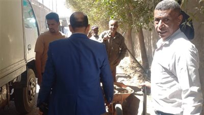 محلي قوص بقنا يتابع أعمال الغطاء النباتي بشوارع المدينة (صور)