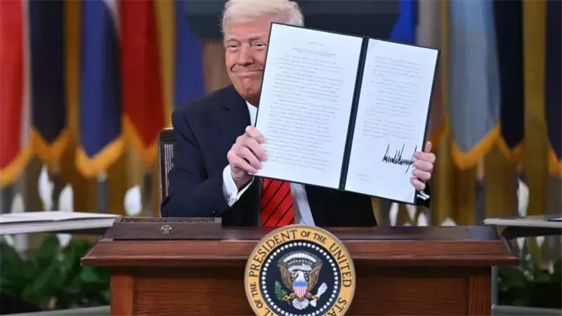 الرئيس الأمريكي دونالد