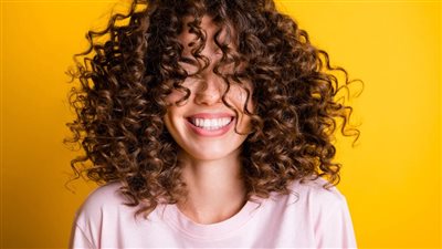 وصفة طبيعية وبسيطة لفرد الشعر المجعد 