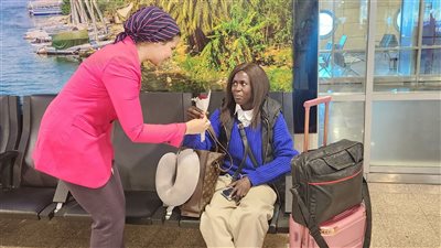 مطار القاهرة يشارك الركاب الاحتفال بعيد الأم