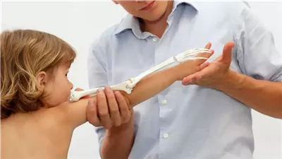 عادات خاطئة تدمر صحة عظام طفلك على المدى الطويل 