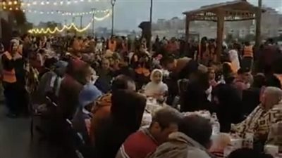 14 صورة ترصد أكبر مائدة إفطار جماعي بالممشى الجديد في المنصورة
