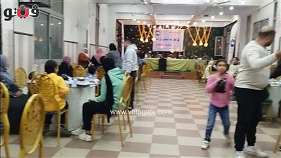 عشرات الأسر من أهالي المحلة يجتمعون على سفرة إفطار واحدة (فيديو)