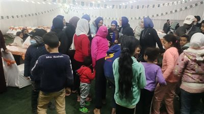 شباب متطوعون يحتفلون بعيد الأم مع محاربات السرطان بالإسكندرية (صور)