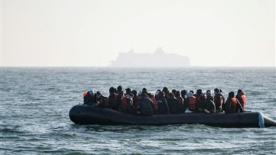 فرنسا تفكك شبكة تهريب نقلت 1700 مهاجر إلى أوروبا