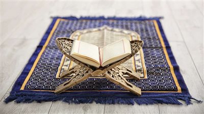 تفسير رؤية سجادة الصلاة في المنام وعلاقتها بالسعادة 