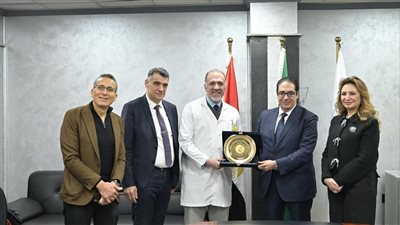 رئيس جامعة القاهرة يكرم الفريق الفائز بأفضل مشروع لتحسين تجربة المرضى 