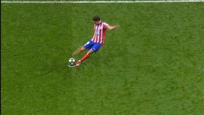 قرار رسمي من مجلس الفيفا بشأن لمس الكرة مرتين