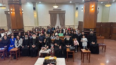 الأنبا أكسيوس يلتقي بأرامل كهنة المنصورة في عيد الصليب