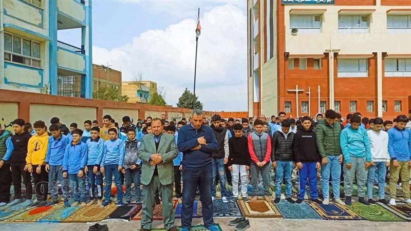 طلاب مدرسة يؤدون