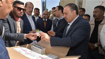 محافظ أسيوط يتسلم شحنة كراسي كهربائية وأدوية لدعم المستشفيات (صور) 