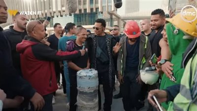 بسبب لعبة الريست، محمد رمضان يوزع 200 ألف جنيه على عمال العاصمة الإدارية (فيديو)