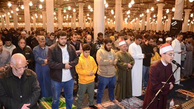 راجين الرحمة والعفو من الله، روحانيات خاصة بمسجد عمرو بن العاص في صلاتي العشاء والتراويح (صور)