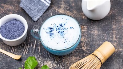 ما هي الماتشا الزرقاء وما فوائدها وأضرارها؟