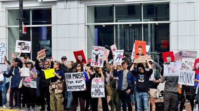 مظاهرات ضد سياسة ماسك أمام معرض لبيع سيارات تسلا في واشنطن