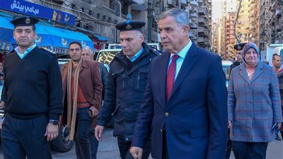 محافظ الإسكندرية يتفقد شارع خالد بن الوليد ويأمر بمنع انتظار السيارات على جانبي الطريق 