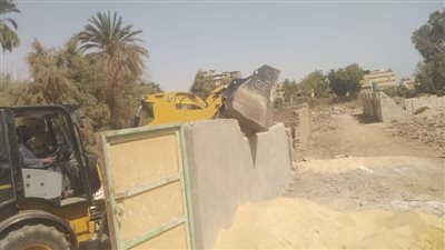 محلية البياضية في الأقصر تزيل تعديات بمساحة 275 مترا (صور)