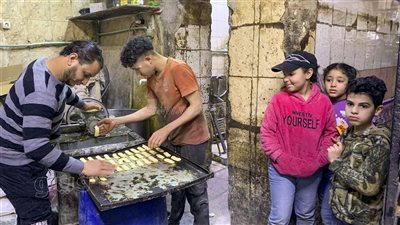 للعيد طعم آخر.. صنع الكحك في الأفران التقليدية 