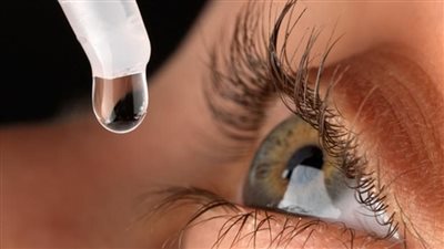ما حكم استخدام قطرة العين ومحلول العدسات اللاصقة للمرأة أثناء الصيام؟ دار الإفتاء تجيب 