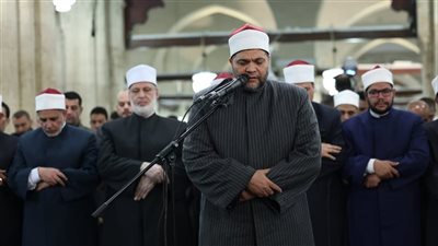 يرفعون أكف الضراعة يرجون رحمته، الجامع الأزهر كامل العدد بالمصلين في الثلث الأخير من رمضان