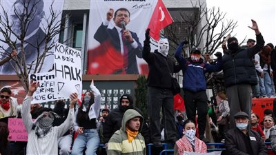 مظاهرات حاشدة فى إسطنبول التركية بعد قرار نقل أكرم إمام أوغلو إلى السجن (فيديو)