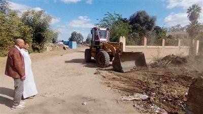 رفع ناتج التطهير بالطرق الرئيسية في منية النصر بالدقهلية (صور)