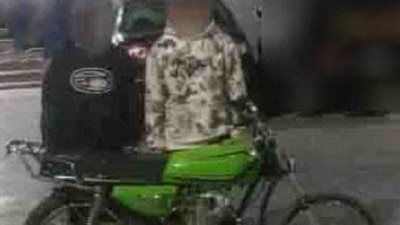 القبض على المتهمين بأداء حركات استعراضية بدراجة نارية في عين شمس