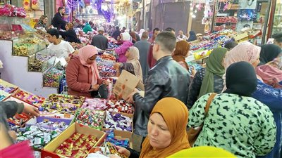 الشيكولاتة بـ 130جنيهًا والسوداني بـ 50، إقبال على شراء حلوى العيد بطنطا (فيديو)