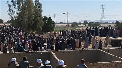 تشييع جثامين ضحايا حادث دهس تريلا لسيارة ملاكي بطريق قنا الصحراوي (فيديو)