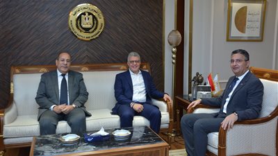 أيمن إسماعيل رئيسا لمجلس إدارة الشركة القابضة للصناعات الغذائية