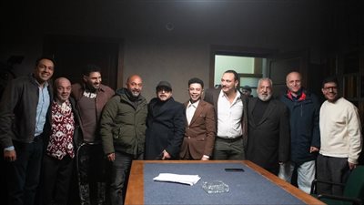 محمد هنيدي يزور موقع تصوير مسلسل قهوة المحطة