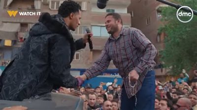 محمد رمضان يفاجئ بائع بخور ومسابيح بـ 100 ألف جنيه(فيديو)