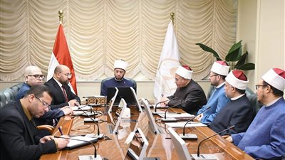وزير الأوقاف يجتمع بمديري المديريات لمتابعة خطة العمل في العشر الأواخر والاستعداد لصلاة العيد 