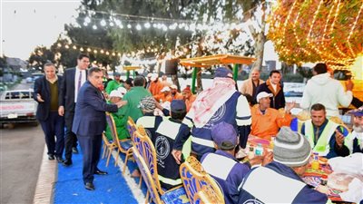 محافظ الدقهلية يشارك عمال النظافة مائدة الإفطار ويشيد بدورهم 