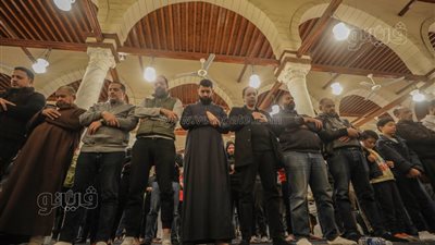 يرجون الفوز بليلة القدر، روحانيات خاصة في صلاتي العشاء والتراويح بمسجد عمرو بن العاص (صور)