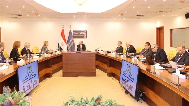 وزير الاتصالات خلال