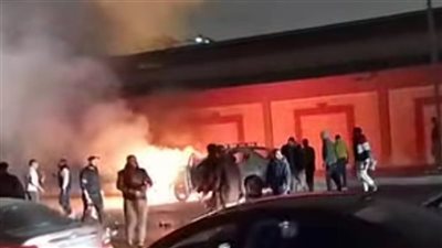 أثناء إصلاحها، تفحم سيارة داخل مركز صيانة بالسلام