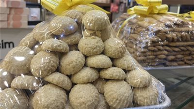 لكل نوع وصفة ونكهة، تعرف على مخبوزات العيد بمصانع البحيرة (فيديو)