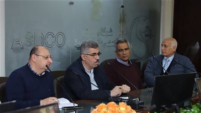 اجتماع موسع بشركة الصرف الصحي بالإسكندرية لبحث دعم المناطق غير المخدومة