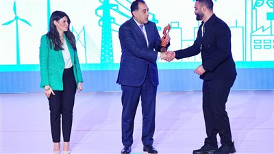 محافظ الإسماعيلية يهنئ المشروع الفائز خلال المؤتمر الوطني للمشروعات الخضراء الذكية (صور)