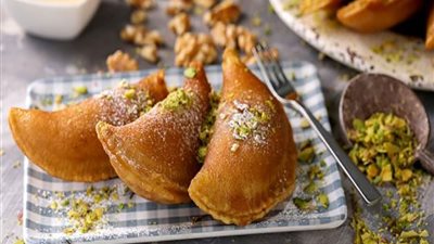 تفسير رؤية القطايف في المنام وعلاقتها بتحسين المعيشة وجمع المال 