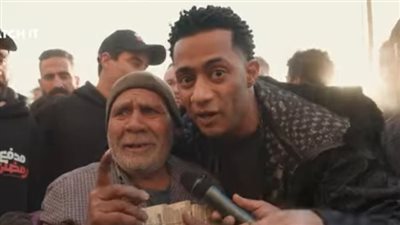 بكى من الفرح، محمد رمضان يفاجئ بواب عمارة بهدية 100 ألف جنيه (فيديو)