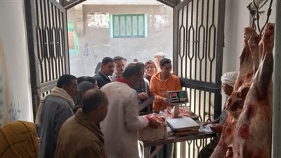 10 صور ترصد إقبالا كبيرا علي قافلة سيارات اللحوم المدعمة في السنبلاوين