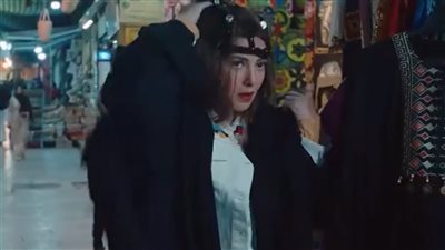 عايشة الدور الحلقة 11، حقيبة غامضة تورط دنيا سمير غانم في أزمة جديدة